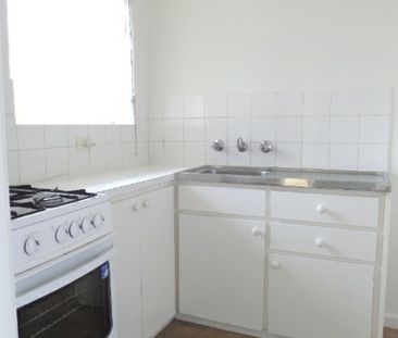 Ground Floor Bedsit Unit - Photo 4