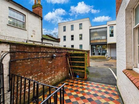 4 BED Town house To rent - Photo 3