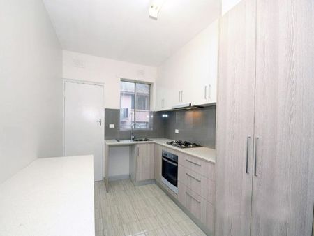 Modern Unit in Central Dandenong&excl; - Photo 3
