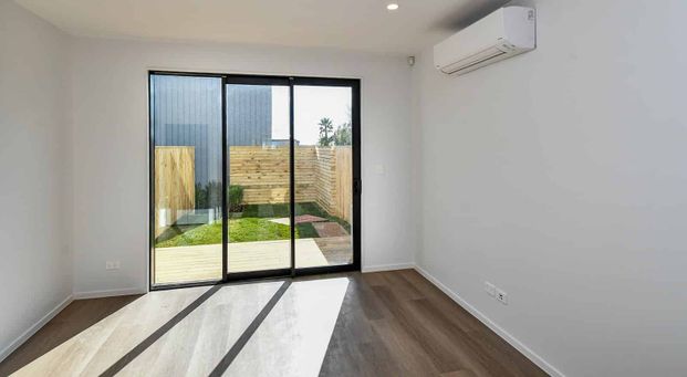 Modern 2 Bedroom - Photo 1