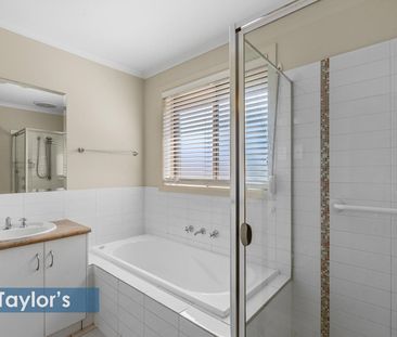 ATTRACTIVE VILLA STYLE HOME THAT'S SURE TO PLEASE! - Photo 5