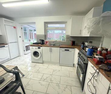 3 bedroom semi-detached house to rent - Photo 5