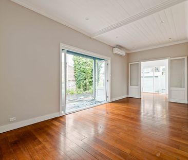Timeless elegance in Balmain Peninsula location - Photo 2