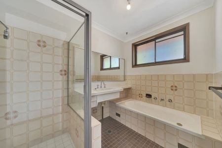 Prominently Positioned - Pool and garden/lawn maintenance included - Photo 5