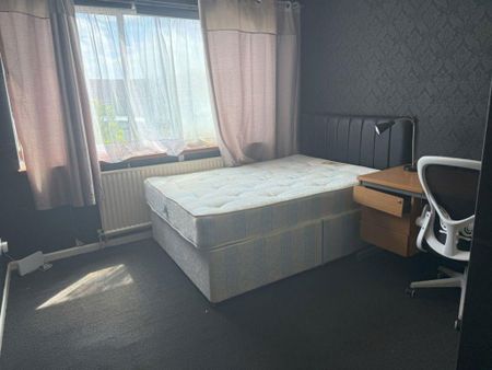 5 bedroom bungalow to rent - Photo 2