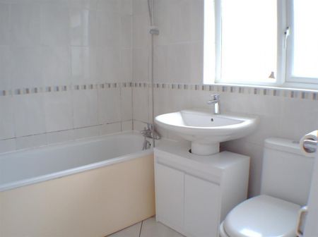 3 bedroom House To Let - Photo 3
