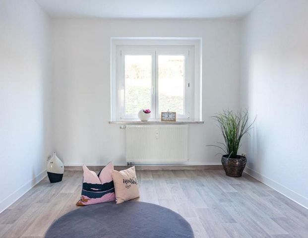 NEU sanierte Altbauwohnung mit Tageslichtbad - Foto 1