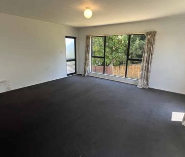 3 Bedrooms in Hamilton East - Photo 2