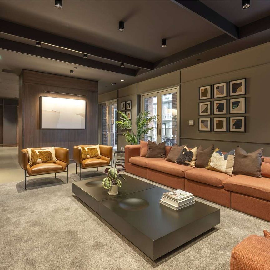 Stunning Fully Furnished Three Double Bedroom Penthouse Apartment with Exceptional facilities in the Exclusive Cortland Development, Colliers Yard. - Photo 1