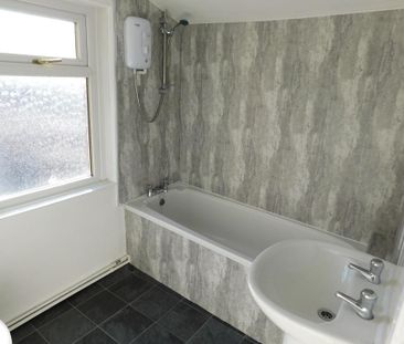 3 bedroom flat to rent - Photo 2