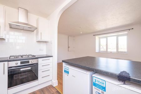 2 bedroom maisonette to rent - Photo 2