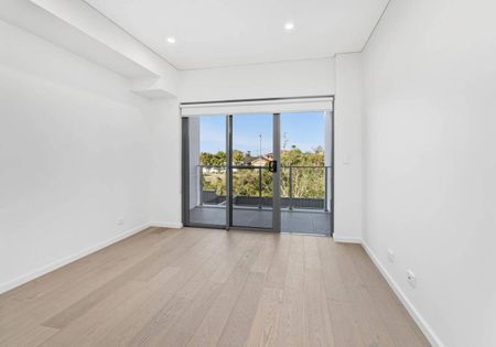 STUNNING EXECUTIVE 3 BEDROOM APARTMENT ! - Photo 2