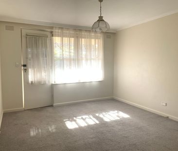 Tranquil Studio Apartment - TRAM AT YOUR DOOR & 5 MIN WALK TO STATION - Photo 1