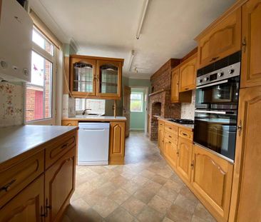 4 bedroom semi-detached house to rent - Photo 5