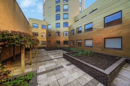 3 bedroom flat to rent - Photo 4