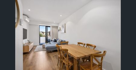 Sophisticated Furnished Prospect Living - Photo 2