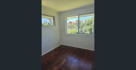 Freshly painted, New Kitchen and ready to move In - Photo 3