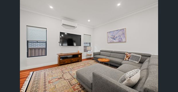 Classic Californian Bungalow, Stylishly Renovated - Photo 1