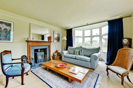 A beautifully presented six bedroom Grade II listed farmhouse surrounded by rolling countryside. - Photo 4