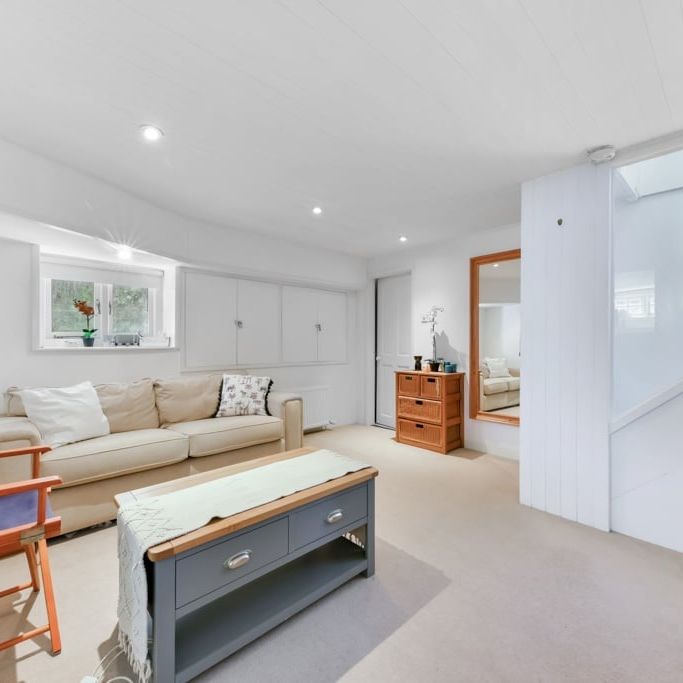 4 Bed House Boat, Prospect Moorings, SW18 - Photo 1