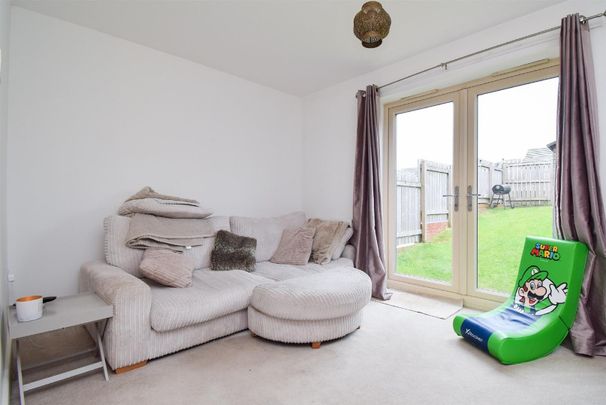 Sundew Avenue, Featherstone - Photo 1