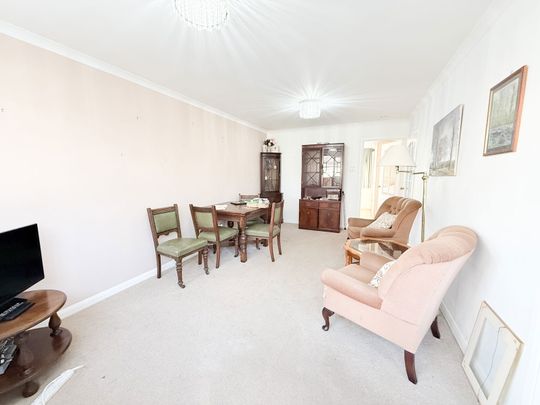 Salisbury Close, Alton, GU34 2TF - Photo 1