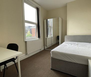 4 bedroom end of terrace house to rent - Photo 3