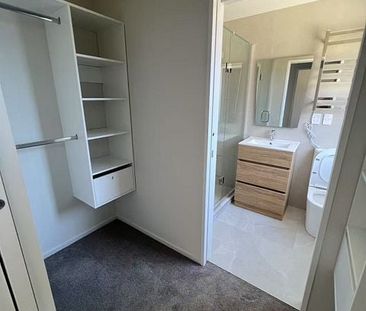 Chic 4BR Townhouse in Mt. Wellington - Photo 3