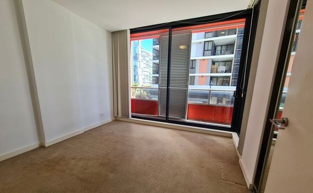 Stunning One Bedroom Apartment in Wolli Creek - Photo 1