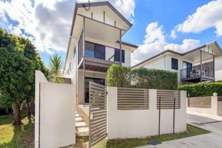 Conveniently located 2-story townhouse. - Photo 5