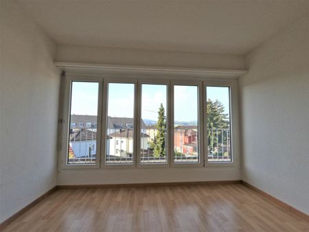 Geräumige und helle 4 Zimmer Wohnung in Zentrumsnähe - Photo 2