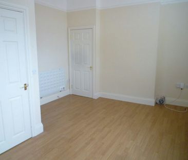 Flat to rent on - Photo 2