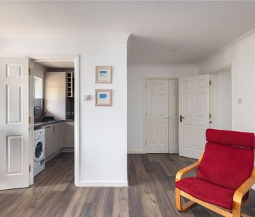 Montague House, E16 - Photo 3