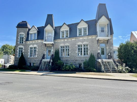 Ahuntsic: Maison de 4 chambres, 2 salles de bain, cour et terrasse en location semi-meublée. - Photo 1