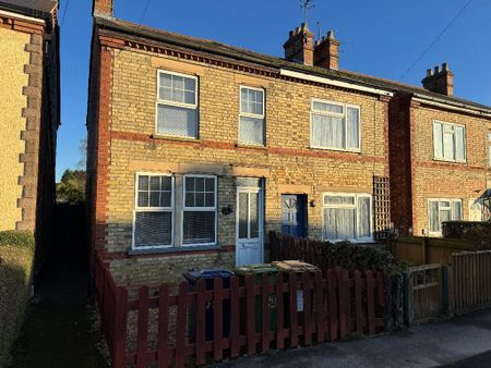 3 bedroom semi-detached house to rent - Photo 2