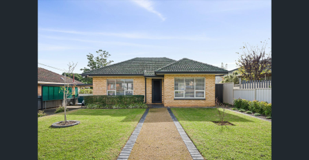 Modern and updated, 3 bedroom family home with plenty of outdoor space - Photo 2