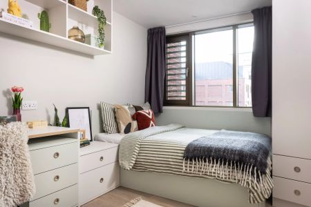 Large High Double Ensuite - Photo 4