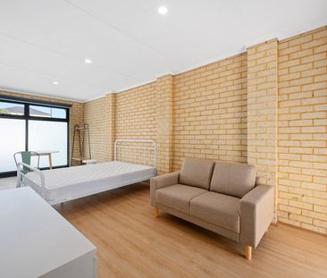 FURNISHED BRAND NEW LARGE ROOM included general cleaning and Intern... - Photo 2