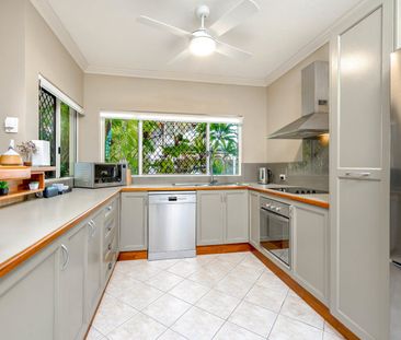 Furnished ground floor apartment, two streets from beach. - Photo 4