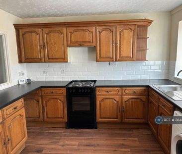 3 bedroom end of terrace house to rent - Photo 4