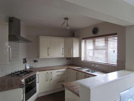 2 bedroom end of terrace house to rent - Photo 3