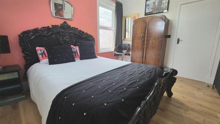 4 bedroom apartment to rent - Photo 4