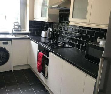 Large Attic Room With Private Toilet - Stockingstone Road, LU2 - Photo 1