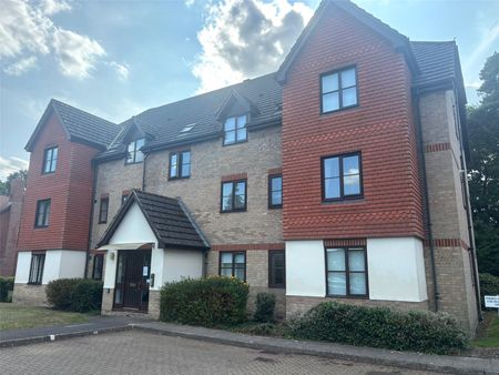 Tamworth Drive, Fleet, Hampshire, GU51 - Photo 4