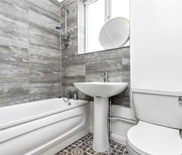 Hainault Road, London, E11 - Photo 4