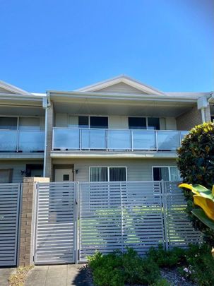 Modern Townhouse in Woy Woy - Photo 1