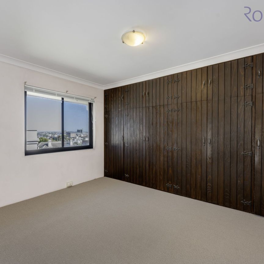 Two bedroom unit with panoramic views of the city and harbour - Photo 1