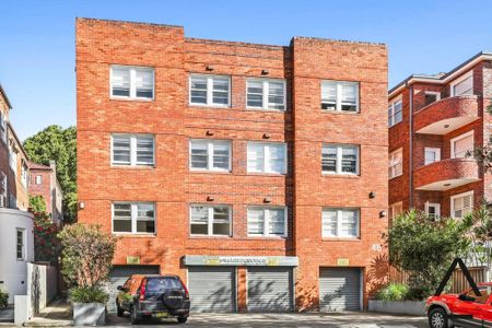 Bright & Breezy 1-Bedroom Apartment Just Steps from Bondi Beach - Photo 5