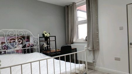 Room in a Shared Flat, Ilkeston Road, NG7 - Photo 3