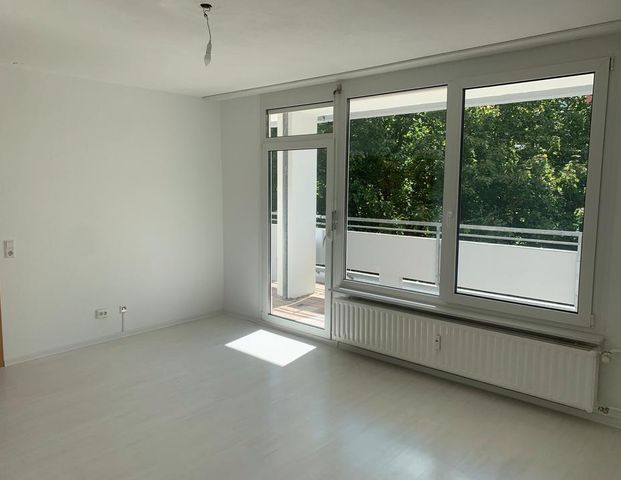 Stilvolle, modernisierte 3,5-Raum-Wohnung mit Einbauküche - Photo 1